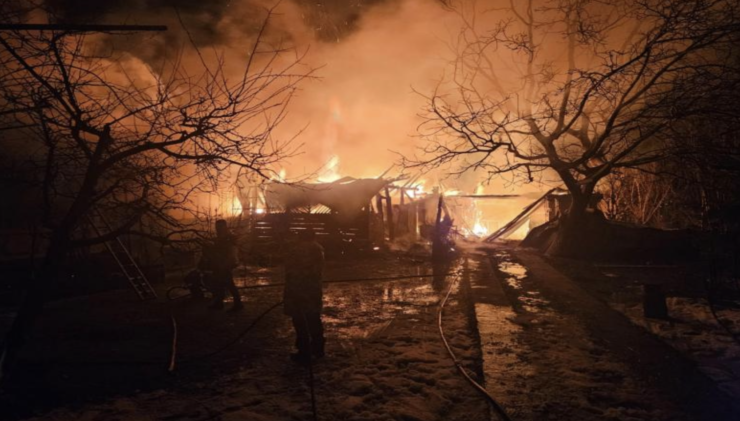 Gospodării arse din temelii în Vrancea. Pompierii s-au luptat ore în șir cu flăcările