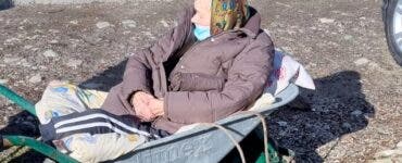 Bătrână bolnavă din Vâlcea, transportată cu roaba la ambulanță: „Așa procedăm de fiecare dată. Cu roaba”