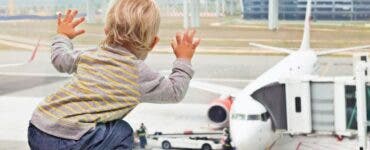 Doi părinți și-au abandonat băiețelul în aeroport când au aflat că trebuie să plătească bilet și pentru el: „Nu ne venea să credem ce vedeam”