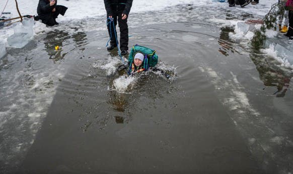 Elevii din Suedia sar în apa rece ca gheața ca să învețe să supraviețuiască! Imagini inedite dintr-un „test al rezistenței”