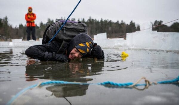 Elevii din Suedia sar în apa rece ca gheața ca să învețe să supraviețuiască! Imagini inedite dintr-un „test al rezistenței”
