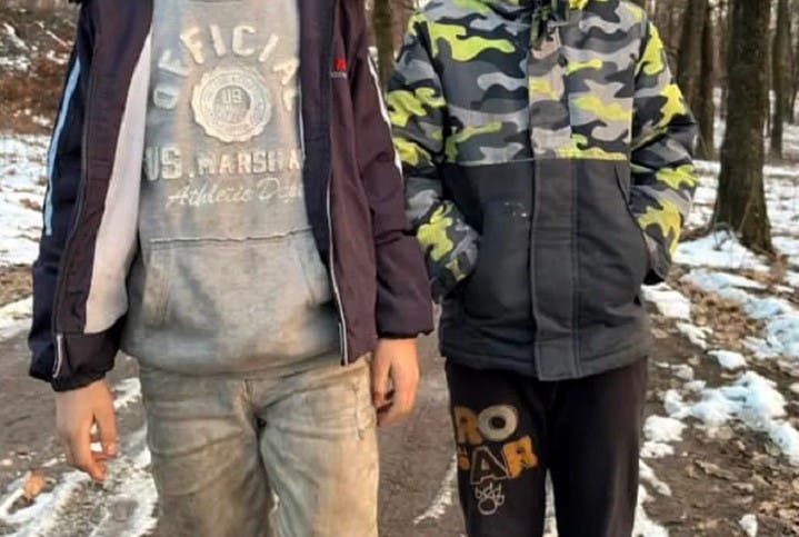 Frații care merg pe jos la școală, prin pădure și prin frig. Bogdan și Alexandru nu-și doresc decât să fie sănătoși