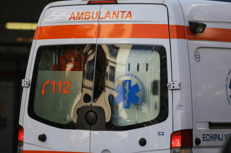 Pericolul din fața blocului! O tablă imensă a căzut în capul unui copil din Deva, provocându-i leziuni grave
