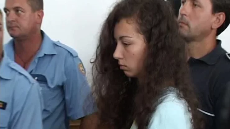 Carmen Bejan este una dintre cele mai periculoase criminale de la noi din țară. Studenta din Timişoara care a ucis şi tranşat un bărbat în 2009 a fost eliberată condiţionat acum, după 13 ani de închisoare. Sentința ei nu ar fi trebuit să se termine acum, dar autoritățile au decis că trebuie să stea în libertate. Criminala din Timișoara, în libertate după 13 ani În 2009, un caz de crimă cutremura întreaga țară. O tânără studentă a ucis și tranșat un bărbat, împreună cu iubitul ei din acea perioadă, Sergiu Florea. Ambii erau studenți la Medicină, dar aveau cu totul alte pasiuni., ce nu se potriveau deloc cu domeniul în care activau ei. Femeia întreținea relații cu bărbați, contracost, iar cel ucis era unul dintre clienții ei.  Inițial l-au ucis, după care i-au tranșat cadavrul și l-au îndesat într-o valiză. Cei doi au mărturisit că nu s-au înțeles cu bărbatul la preț și au ales să îi aplice chiar ei o corecție, care nu a fost deloc cea potrivită. Când l-au dus în portbagajul mașinii, aceștia au fost prinși de oamenii legii. Faptele sale i-au adus 19 ani și 8 luni de închisoare, dar se pare că autoritățile au decis să o elibereze mult prea devreme, ajungând la concluzia că a petrecut destul timp după gratii. Oamenii legii spun că femeia are acum un comportament potrivit, demn de a sta în libertate, după ce a participat la programele de revizuire puse la dispoziție de penitenciar. "Admite propunerea formulată de Comisia de liberare condiţionată şi în consecinţă: Dispune liberarea condiţionată a persoanei private de libertate SATRAN CARMEN, condamnat la pedeapsa de 19 ani şi 8 luni închisoare prin sentinţa penală nr. 144/2014 a Tribunalului Arad, pe data rămânerii definitive a sentinţei. Cheltuielile judiciare rămân în sarcina statului, din care, suma de 340 lei reprezentând onorar pentru avocatul din oficiu, avocat Bozeşan Maria se va avansa din fondurile Ministerului Justiţiei, Cu drept de contestaţie în 3 zile de la comunicare", a fost hotărârea definitivă a judecătorilor. Carmen a născut în închisoare Carmen a încercat să își refacă viața în închisoare, după ce s-a îndrăgostit de un traficant de droguri, cu care a rămas și însărcinată. Fosta studentă la medicină a născut în mai 2012, însă copilul a murit la naștere, pentru că avea malformații grave. Potrivit medicilor, fetița s-a născut fără mâini, abia respira şi avea malformații la creier, din cauza cărora a murit imediat. Carmen s-a și căsătorit cu bărbatul, chiar cu o lună înainte de a deveni mamă. Claudius Şatran, soțul acesteia, a fost eliberat înaintea soției sale. Femeia va lua viața de la început și anumite surse spun că urmează să se angajeze ca vânzătoare la un magazin alimentar.