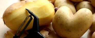 Cum să cureți cartofii rapid și ușor! O să tot vrei să repeți această metodă