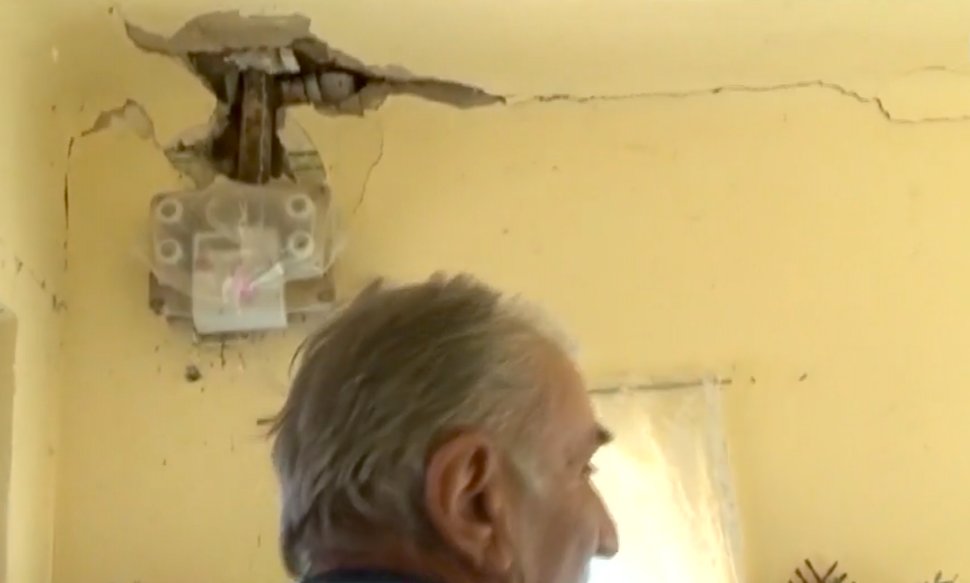 Victimele cutremurelor din Gorj, în lacrimi. Oamenii au rămas pe străzi, după ce locuința s-a prăbușit: "Totul este distrus!" 27 case distruse gorj