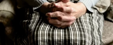 Bătrâna care vindea lalele în ploaie a fost umilită de o femeie bogată. Un tânăr a auzit tot și i-a dat o lecție 30 batranica