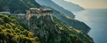 Tragedie nemărginită pe muntele Athos! Un român riscă să rămână fără ambele picioare după ce a fost împușcat de un preot, tot român