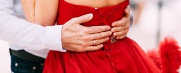 Un bărbat își obligă viitoarea soție să poarte rochie roșie în ziua nunții. Motivul real întrece orice imaginație