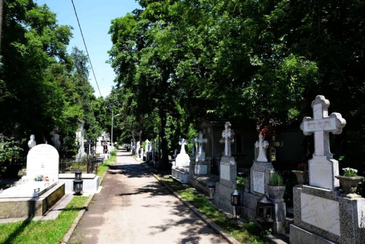 De ce se pun două cruci la mormânt, una de lemn și o alta de piatră. Puțini știu ce semnifică 25 mormant