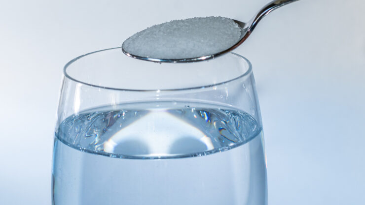 Pune un pahar de apă și un ingredient minune. Trucul care te scapă de toate energiile negative 25 Pune un pahar de apă și un ingredient minune. Trucul care te scapă de toate energiile negative