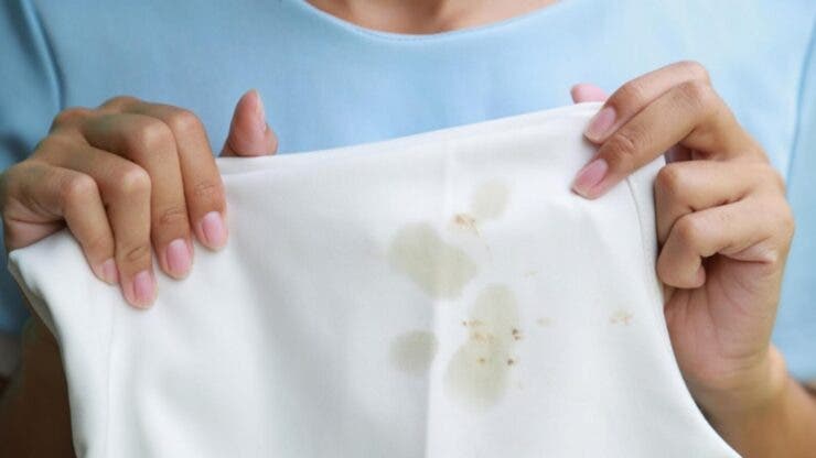 Cum scoți petele de ulei rapid și sigur. Atenție, nu trebuie să speli hainele!