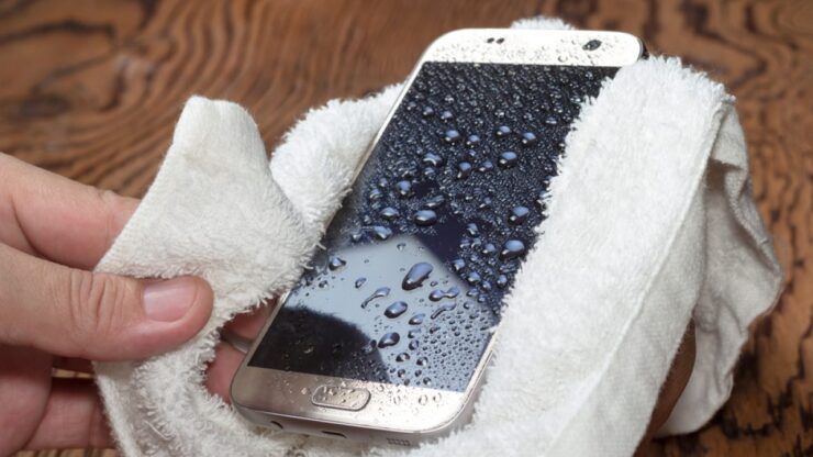 Ce trebuie să faci dacă ai scăpat telefonul în apă. Trucurile care te ajută să îți salvezi dispozitivul
