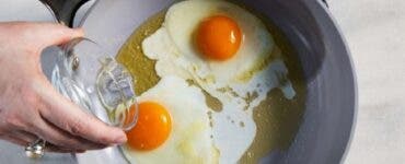 Secretul chefilor pentru a întoarce ouăle perfect în tigaie. Ce detaliu esențial trebuie să știi