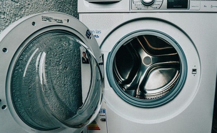Ce se întâmplă dacă pui o șosetă îmbibată cu lămâie în mașina de spălat. Trucul funcționează la fel de bine și în cazul mașinii de spălat vase