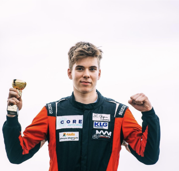 Albert, fiul Romaniței Iovan, la doar 16 ani culege roadele muncii. Puțini adolescenți ating performanțele lui 26 Romanița Iovan