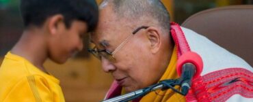 Momentul când Dalai Lama sărută un băiețel pe gură și îi spune să îi „sugă limba”. Filmarea a ajuns în spațiul public. Ce reacție a avut liderul spiritual