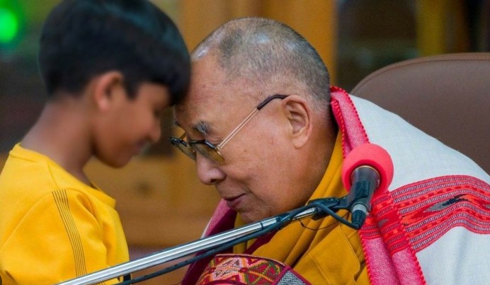 Momentul când Dalai Lama sărută un băiețel pe gură și îi spune să îi „sugă limba”. Filmarea a ajuns în spațiul public. Ce reacție a avut liderul spiritual 25 Momentul când Dalai Lama sărută un băiețel pe gură și îi spune să îi „sugă limba”. Filmarea a ajuns în spațiul public. Ce reacție a avut liderul spiritual