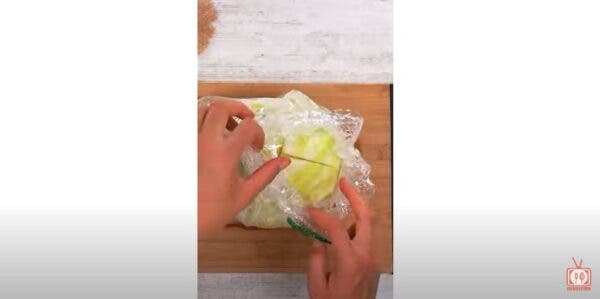 Ce se întâmplă dacă torni apă fierbinte peste varza din pungă. Trucul îți va ușura viața