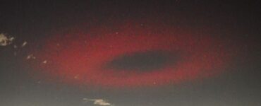 Ce a apărut noaptea pe cerul Italiei. Emitea o lumină roșie bizară și a dispărut într-o secundă. Cineva a surprins momentul