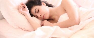 Poziția în care dormi dezvăluie ce probleme de sănătate ai putea avea. Ce înseamnă dacă dormi pe burtă, într-o parte sau pe spate
