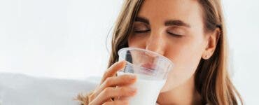 Ce se întâmplă în corpul tău dacă bei lapte cu usturoi. Leacul care face minuni pentru sănătate