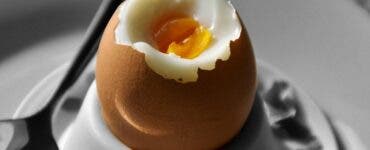 Ce să pui în apă când fierbi ouăle de Paște ca să se decojească ușor. Cum să le așezi în oală ca să nu se spargă