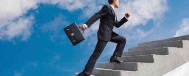 barbat care urca scarile