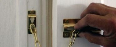 Nu deschideți ușa străinilor! Ce a pățit o femeie care a refuzat să lase un bărbat necunoscut să intre în bloc