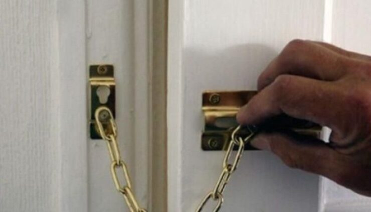 Nu deschideți ușa străinilor! Ce a pățit o femeie din Cluj care a refuzat să lase un bărbat necunoscut să intre în bloc 25 Nu deschideți ușa străinilor! Ce a pățit o femeie care a refuzat să lase un bărbat necunoscut să intre în bloc