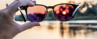 Ce înseamnă ochelari polarizați? Cum îți pot proteja ochii de radiațiile UV în procent de 100% 