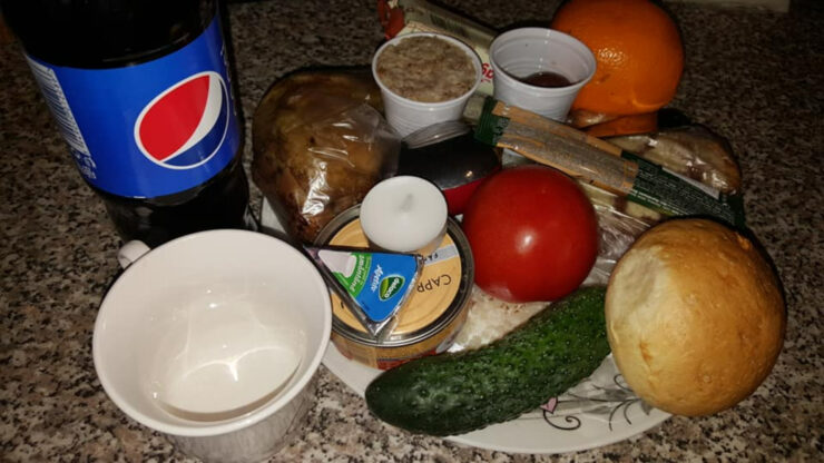 Ce trebuie să dai de pomană în Sâmbăta Mare. Tradiția care aduce liniște pentru sufletele celor adormiți 25 Alimentele pe care trebuie să le pui pe farfurie când dai de pomană. Ce spune tradiția