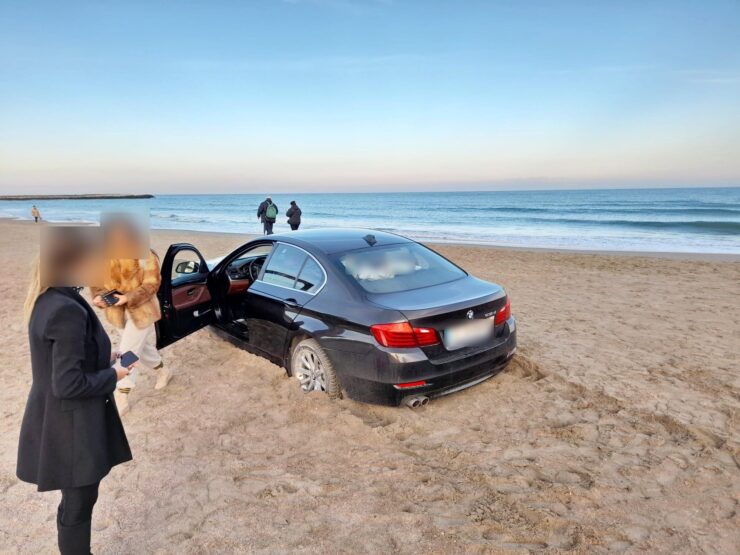 Și-a parcat BMW-ul pe plajă și a rămas pieton. Ce s-a întâmplat cu mașina de 120.000 de euro 25 bmw in mare