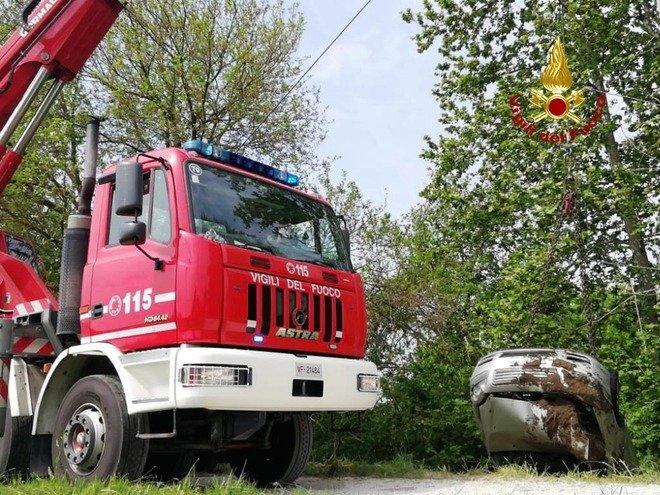 Mașina lui Nicolae, scoasă de pompieri