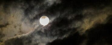 Eclipsa de Lună din Scorpion, 5 mai 2023. Trei zodii sunt influențate puternic de fenomenul astrologic: își întăresc relațiile sau le distrug