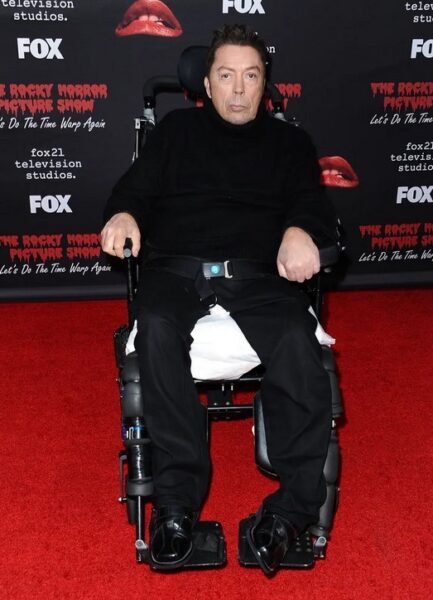 Actor renumit din „Singur acasă”, complet schimbat după un accident cerebral. E țintuit într-un scaun cu rotile, iar chipul lui arată diferit 27 Tim Curry