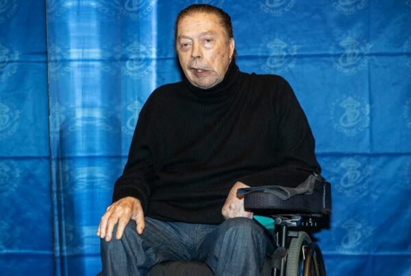 Actor renumit din „Singur acasă”, complet schimbat după un accident cerebral. E țintuit într-un scaun cu rotile, iar chipul lui arată diferit 26 Tim Curry