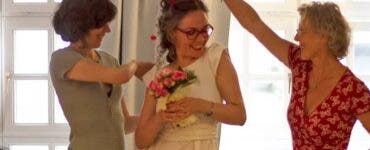 O româncă s-a căsătorit cu ea însăși. A îmbrăcat rochia de mireasă și a avut și un buchet cu flori. Ce a spus femeia după ceremonie