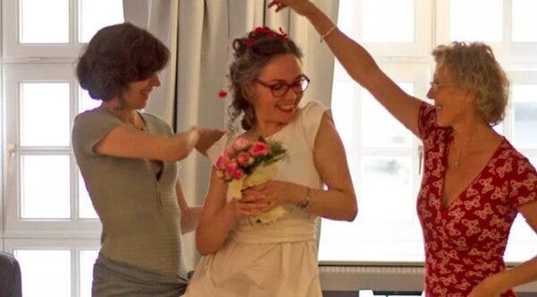 O româncă s-a căsătorit cu ea însăși. A îmbrăcat rochia de mireasă și a avut și un buchet cu flori. Ce a spus femeia după ceremonie