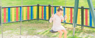 fata singura in parc