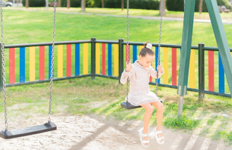 fata singura in parc