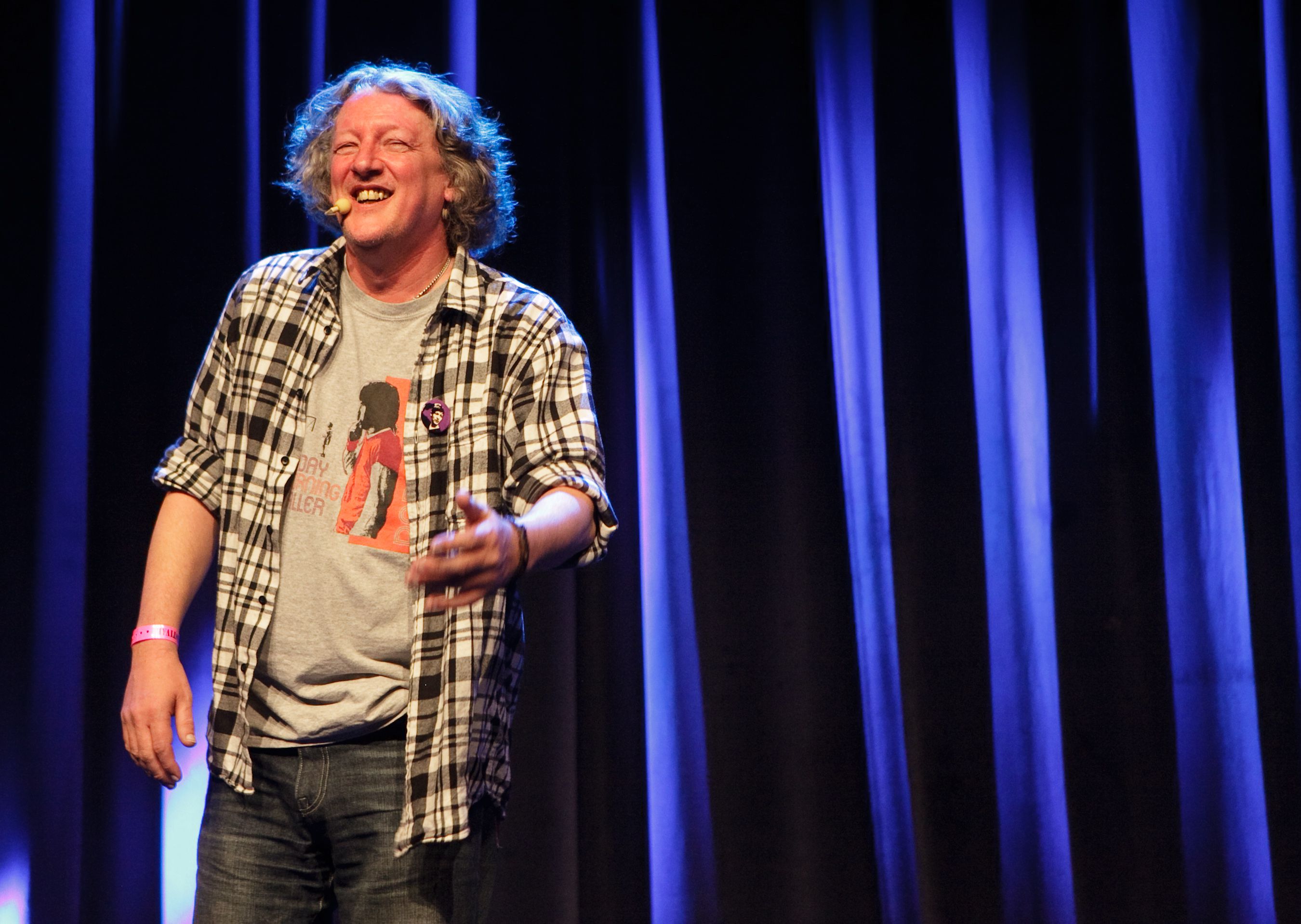 Doliu în lumea stand-up-ului! Un comediant cunoscut și-a găsit sfârșitul la 63 de ani 26 A murit Andy Smart