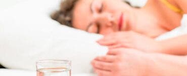 De ce să nu ții un pahar cu apă lângă pat atunci când dormi
