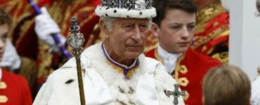 Cine e „omul negru” de la încoronarea Regelui Charles al III-lea. Fanii sunt îngroziți de silueta misterioasă, îmbrăcată în robă