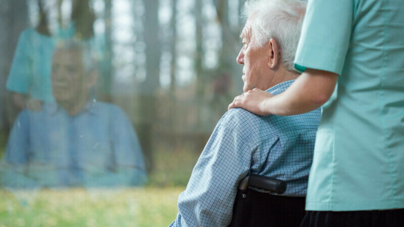 O tânără româncă de 30 de ani, trimisă în judecată după ce a sedus un bătrânel. Câți bani a cheltuit pensionarul cu ea 26 italian pagubit