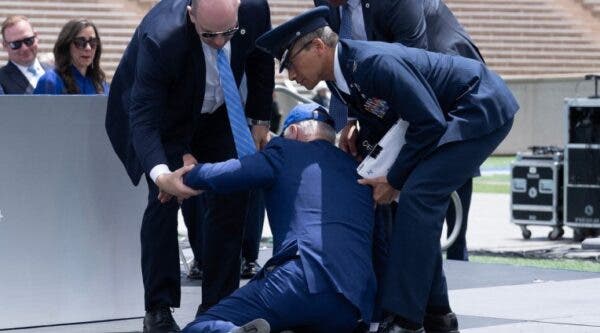 Momentul când Joe Biden a căzut de pe o scenă. Președintele american s-a împiedicat de un sac de nisip