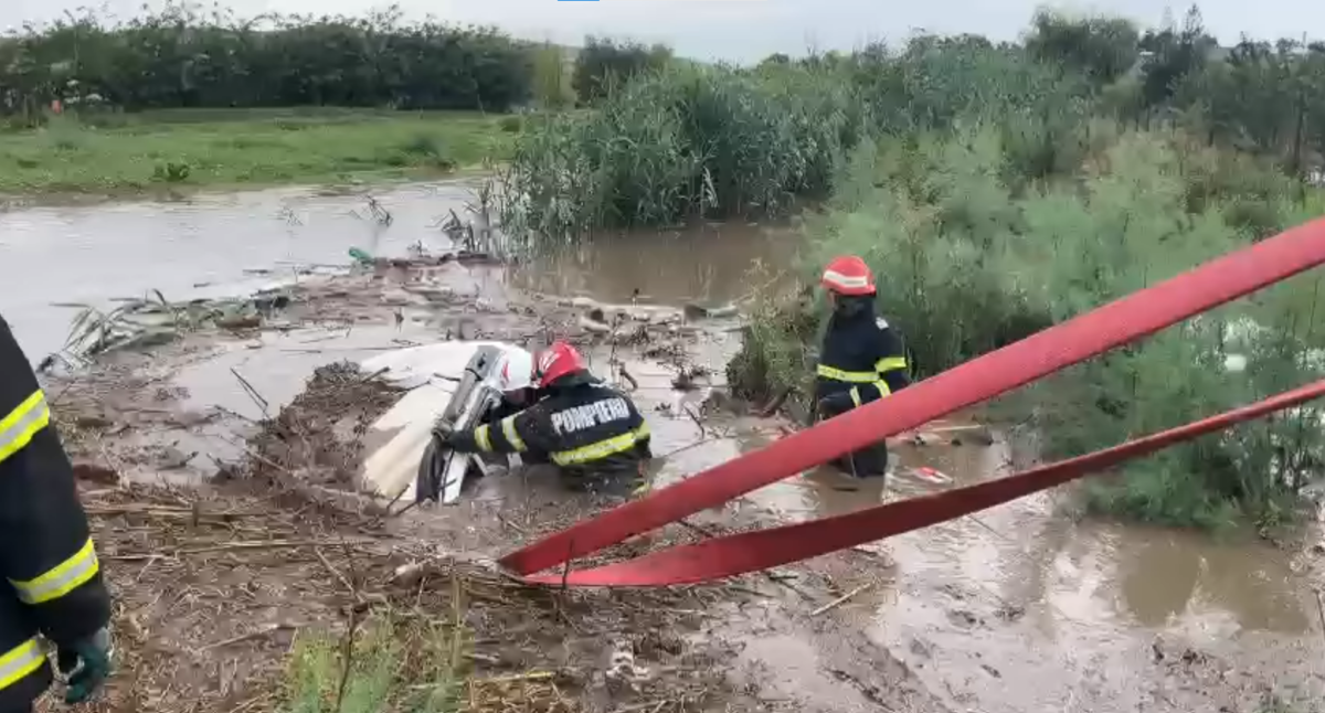 cetateni salvati din inundatii