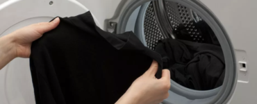 Ce trebuie să pui în apă când speli haine negre? Trucul ușor și ecologic pentru a preveni decolorarea