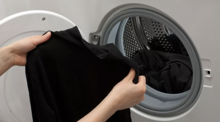 Ce trebuie să pui în apă când speli haine negre? Trucul ușor și ecologic pentru a preveni decolorarea