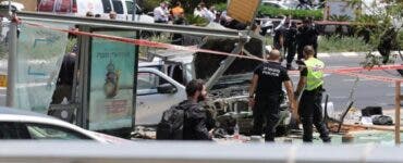 Atentat în Israel! O mașină a intrat în pietoni, apoi șoferul a coborât și a înjunghiat civili. Ce a pățit atacatorul